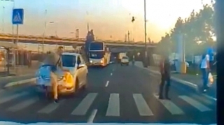 Maşını görə-görə yola qaçan oğlan qəzanın bir addımlığından döndü; yerə yıxıldı    - VİDEO