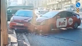 Bakıda qəza - "Prius"lar bir-birinə girdi   - VİDEO