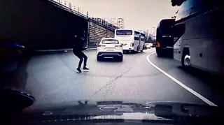 Yola baxmadan qaçan gənc az qala maşının altında qalacaqdı   - ANBAAN VİDEO