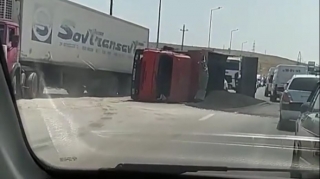 Bakıda "KamAZ" aşdı, qum yola dağıldı   - VİDEO