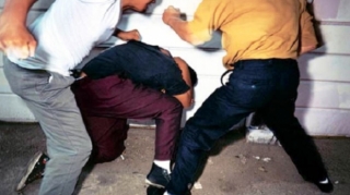 Binəqədidə avtomobillə vurulan ata və oğlu sürücünü döyüb 