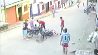 Boş yolda bir-birini "tapan"  baykerlər  - VİDEO