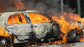 Gecə iki avtomobil yanıb