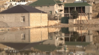 Masazırda maklerlər gölü dolduraraq sakinlərin "evini yıxır" - VİDEO 