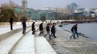 Bakı bulvarında intihara cəhdin qarşısı alındı 