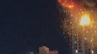 Bəhreyndə göydələnin vurulma anı - VİDEO 