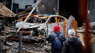 Avtomobil salonuna raket düşdü - 70 lüks maşın məhv oldu - FOTO