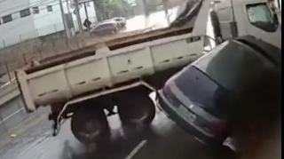 İdarəetməni itirən yük avtomobili qəza törətdi – ANBAAN VİDEO 