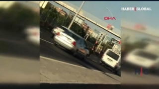 Həyatını təhlükəyə atıb magistral yolda rəqs etdi  - VİDEO