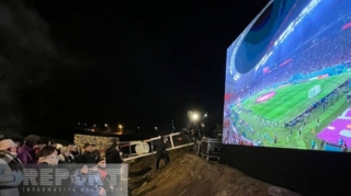 Xankəndi-Laçın yolunda aksiya iştirakçıları və sülhməramlılar mundialın oyununu canlı izləyirlər   - FOTO