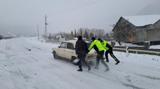 DYP əməkdaşları yolarda belə xidmət edir  - FOTO - VİDEO