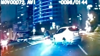 Yasamalda səfirlik avtomobili motosikleti vurub qaçdı   - ANBAAN VİDEO