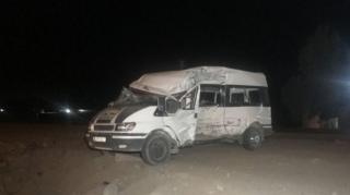 Mikroavtobus və yük maşını toqquşub, onlarla xəsarət alan var  - FOTO