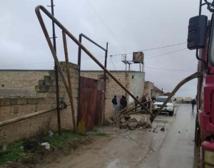 Qəzaya düşən  avtomobil qaz xətlərini zədələndi