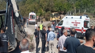 Türkiyədə yük maşını cənazə namazı üçün toplaşanların üzərinə çıxdı, yaralılar var   - FOTO