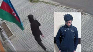 Bayrağa hörmətsizlik edən şəxs saxlanıldı – FOTO 