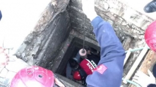 Hamilə qadın kanalizasiya quyusuna düşdü  - VİDEO