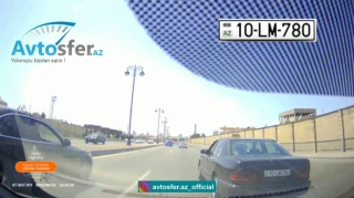 Yüksək sürətlə hərəkət edən taksi sürücüsü qəza törədib qaçdı  - VİDEO