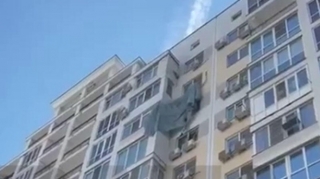 Paraşütçü binanın üstünə eniş etdi - VİDEO