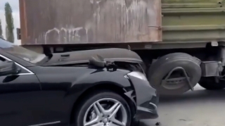 Ucarda dəhşətli qəza: “Mercedes” “Maz”ın altına girdi  - VİDEO