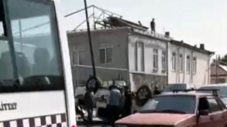 Qubada iki maşın toqquşdu, biri aşdı - VİDEO 