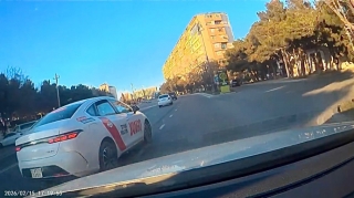 Zolağa baxmadan manevr edən sürücü qəza təhlükəsi yaratdı   - VİDEO