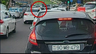 Женщина за рулем посигналила водителю, он ответил ей интересным жестом - ВИДЕО 