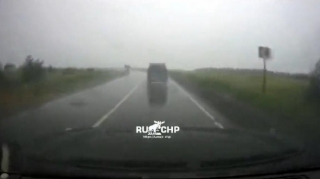 TIR sürüşkən yolda çevrildi; minik maşını isə...  - VİDEO