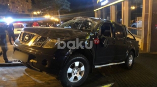 Bakıda idarəetmədən çıxan avtomobil mağazaya çırpılıb   - FOTO