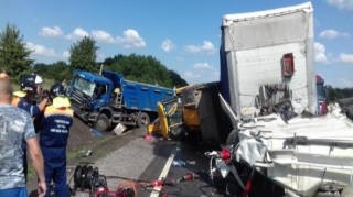 İki yük maşını toqquşdu, 3 nəfər öldü 