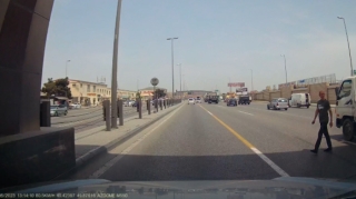 Sürücülərə təhlükə yaradan piyada  - VİDEO