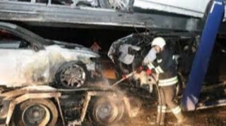 Lüks maşınları daşıyan TIR yandı  - FOTO