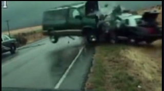 Təqib olunan sürücü polis maşınına çırpıldı - DƏHŞƏTLİ QƏZA - VİDEO