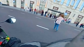 Qucağında uşaqla yolu keçən piyada zəncirvari təhlükə yaratdı   - VİDEO