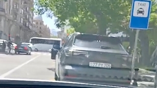 Taksi dayanacağını “parkinq”ə çevirən sürücülər narazılıq yaratdı   - VİDEO