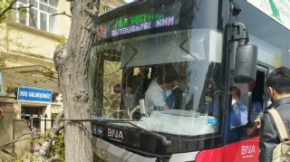 “BakuBus”un avtobusu ağaca çırpılıb, xəsarət alanlar var  - FOTO  - VİDEO