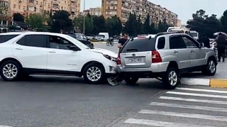 Sumqayıtda qəza: “Chevrolet”lə toqquşan “KIA” səkiyə çıxdı   - VİDEO