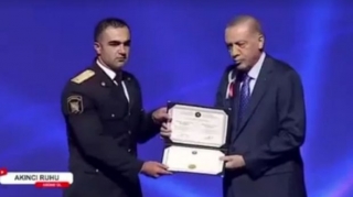 Ərdoğan azərbaycanlı polisə diplom təqdim edib  - VİDEO