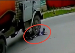 Yolu keçmək istəyən uşaq yük avtomobilinin altında qalıb əzildi - VİDEO 