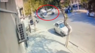 Bakıda iki "Ford" markalı maşınlar toqquşdu: Su qabları yola dağıldı  - VİDEO