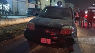 "VAZ-21015" in sürücüsü idarəetməni itirdi, elektrik dirəyini və yol nişanını aşırdı   - FOTO