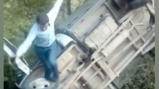 Yük avtomobili yoldan çıxıb dərəyə aşdı   - VİDEO