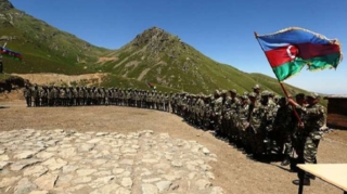 Azərbaycan hərbçiləri əməliyyatdan əvvəl bir yerə yığışaraq dua edib - VİDEO 