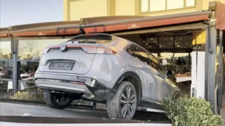 Məşhur musiqiçi avtomobili ilə restorana girdi – VİDEO 