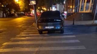 Maşını yolun ortasına atıb getdi; piyadalar keçidə girə bilmədi - VİDEO