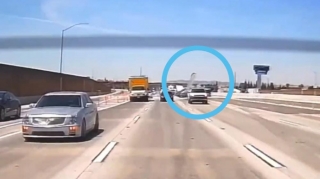 Təyyarə avtomobil yoluna qəza enişi etdi; gövdəsi avtomobilə dəydi  - VİDEO