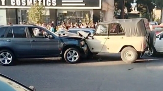 Gəncədə “BMW” ilə “UAZ” toqquşdu  - VİDEO