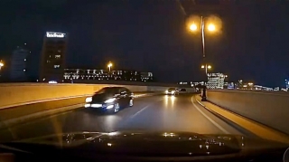 Gecə əks yolda bir-birinin ardınca şütüyən sürücülər təhlükə saçdı   - VİDEO