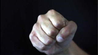 Участник Отечественной войны избил врача скорой помощи и угрожал женщине ножом