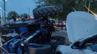 Goranboyda minik avtomobili traktorla toqquşub, bir neçə nəfər xəsarət alıb   - FOTO